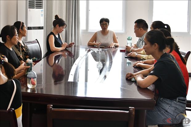 座谈会.jpg