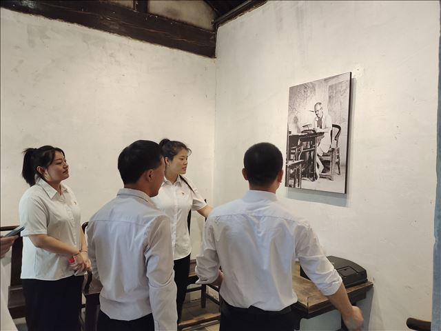 党员在和家庄晋察冀军区司令部参观学习.jpg