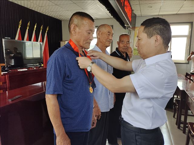 纪念章颁奖2.jpg