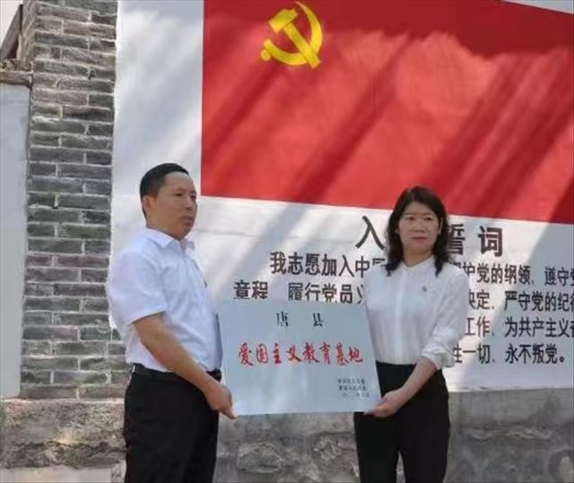 韩兰同志为爱国主义教育基地授牌.jpg
