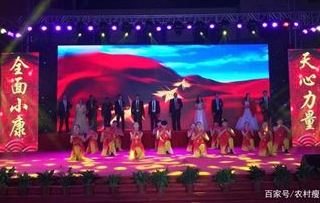 江西农村春晚场面壮观,堪比中国小“央视”,村民们看的喜笑颜开
