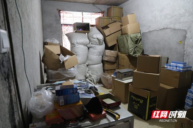 北湖公安:一锅端掉暗藏居民楼里的假冒伪劣食药品生产窝点