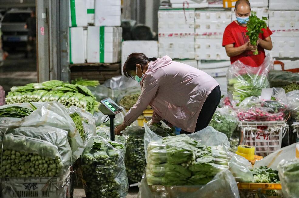 24小时不停歇保供应，直击凌晨4时的新疆九鼎农产品批发市场