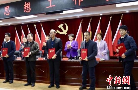 甘肃武都“精神扶贫”:传统美德激励乡村善举