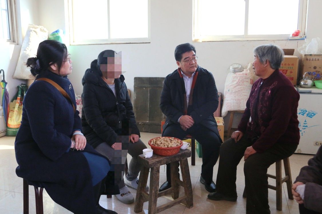 家校携手润心筑梦 校领导走访寒门学子家庭送温暖