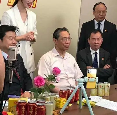 钟南山院士走进直播间,带货助三农,网友:简直就是高中生物老师