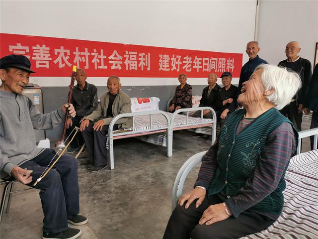 日间照料中心让留守老人重温家庭温暖