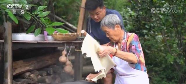 短视频催生三农创业新生机 80岁奶奶乘风破浪直播带货销量惊人