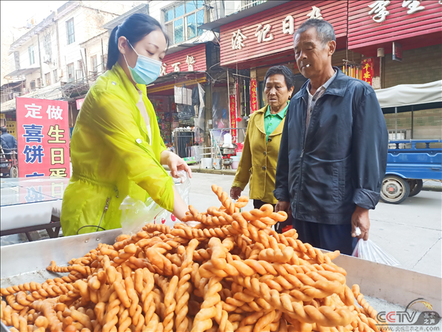 湖北监利白螺街这个女人卖麻花成网红，被微友称“麻花西施”
