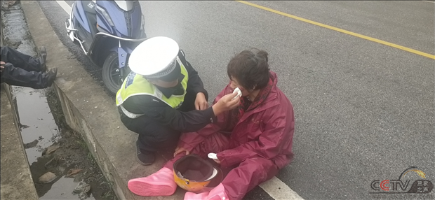  陕西西乡交警及时救助驾乘人员