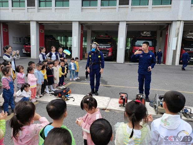 衡阳京师幼儿园举行“走进消防大队.致敬最可爱的人”主题教育活动    