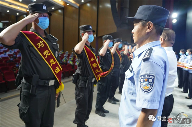 不同肩章 同样担当 赞皇县公安局为辅警授衔并发放辅警证