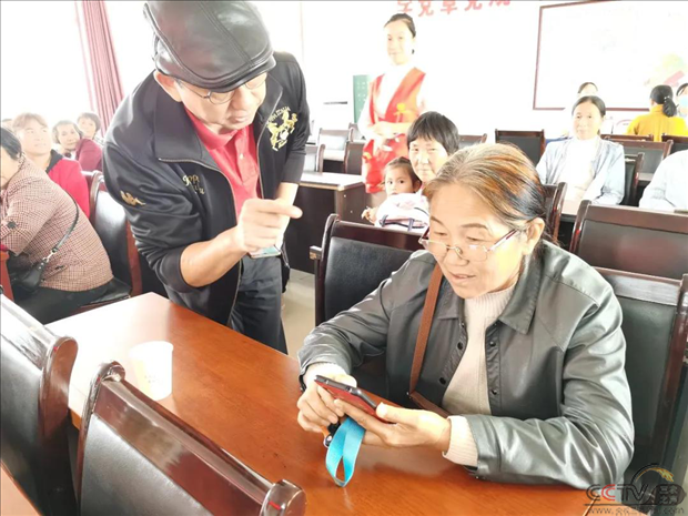 湖北省敬老月智慧助老走进咸宁市