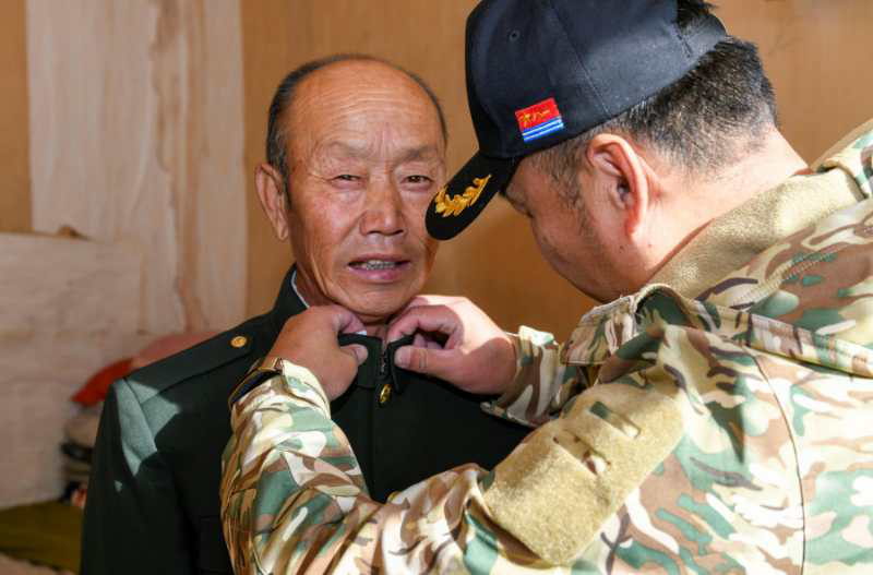 黑龙江佳木斯：重阳敬老兵 情暖老兵心
