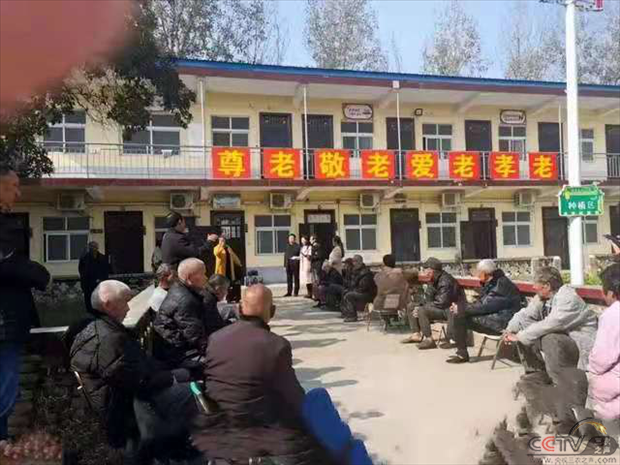 河南内乡桃溪镇镇长沈礼华走访慰问幸福院和敬老院老人