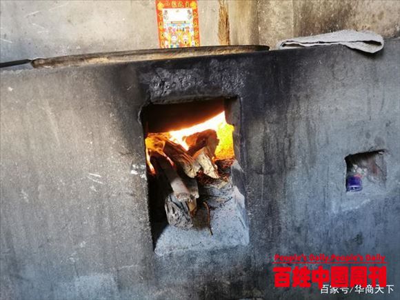 上面质问：秸秆还田，树禁砍，还有烧土灶的？村长：捡树叶树枝烧