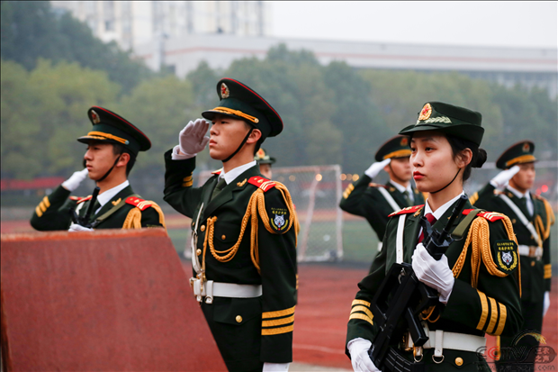 武汉工程科技学院学生自发参与国家公祭日升旗仪式