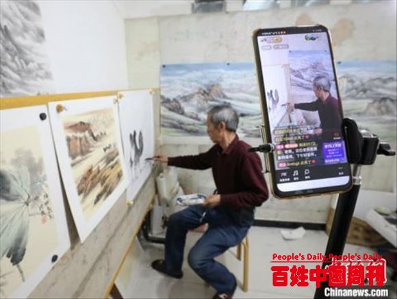 农民画家放下锄头拿画笔 将新疆山水画搬进直播间