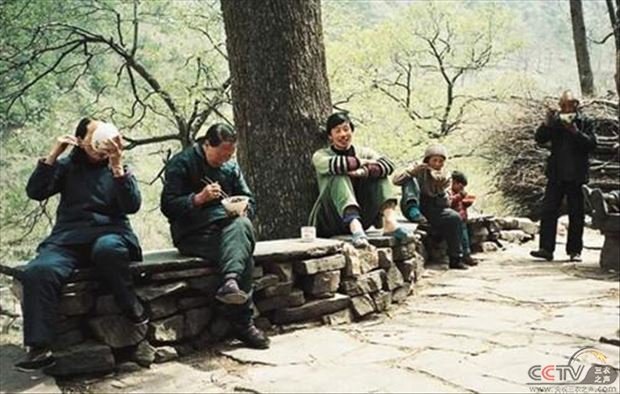 80年代农村人能扛400斤，现代人爬个楼都喘气？难道我们退化了？