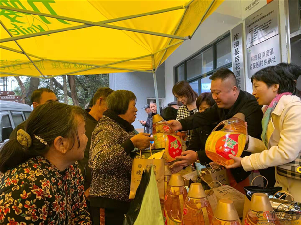 广东汕头供销社柏亚农村电商驿站联合爱心企业开展扶贫慰问活动