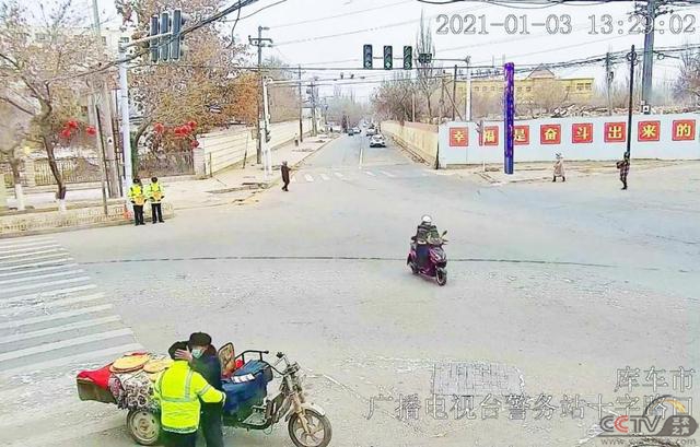 新疆库车市送馕大叔走红网络