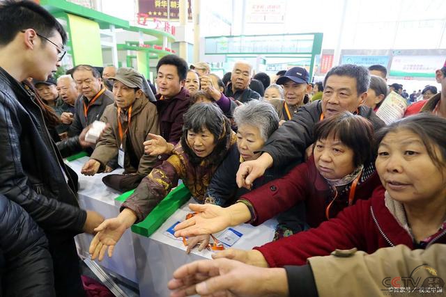 借扶贫整合农民卖大米，通过会员制模式，带动整个镇上的产品销售