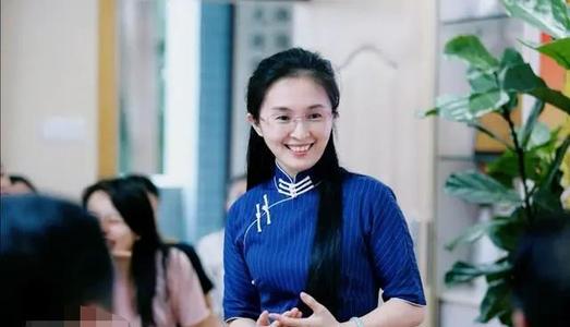 那个爱穿旗袍的美女副校长倒了：从天堂到地狱，经历了“抄袭门” 