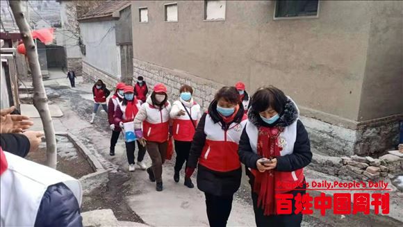 山东淄川区金穗公益志愿者为罗村学子送上冬日温暖包