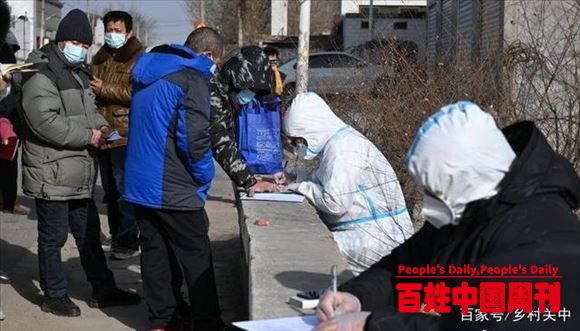 农民工刚返乡就在村街转悠，村民都不愿搭理，网友：农村人情淡薄
