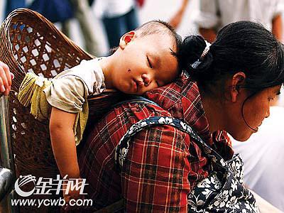 德孝中华周刊推荐：母亲平常而神圣的背篓
