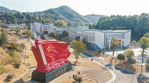 毛泽东《十年总结》与开创新局