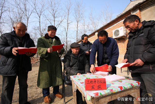 村干部一月两千，农民却“抢着”进村委会，当中“猫腻”你发现没