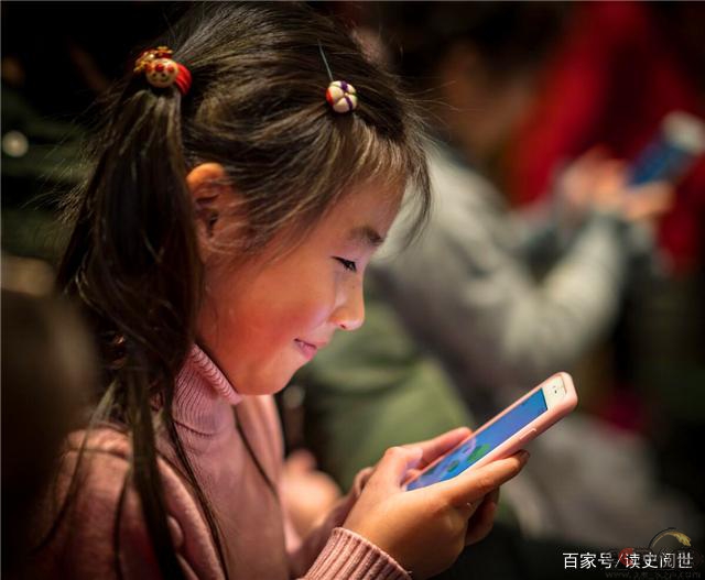 中国穷人的孩子，正在被手机废掉