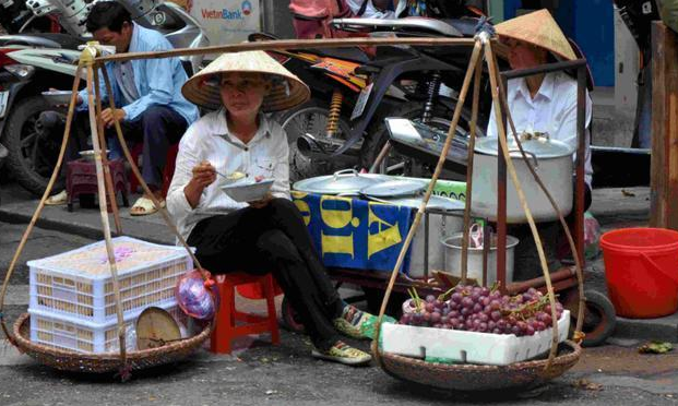 门外挂“不欢迎中国人”提示牌，如今发现不对劲，最吃亏的是自己