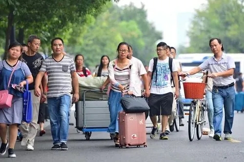 多地发通知:“开学暂不返校，线上授课”！
