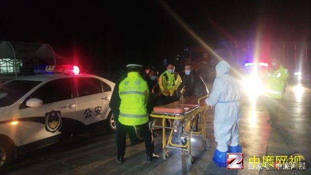 警车救护车接力救助，新疆高速上演生死时速