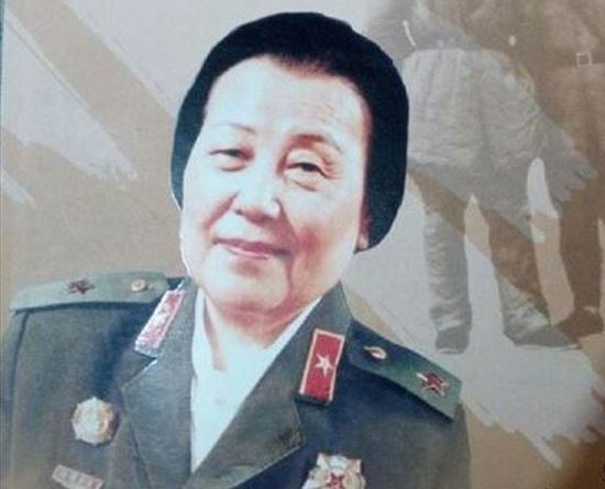 她为开国中将生12个子女，被总理称为航空母舰，被主席称为英雄