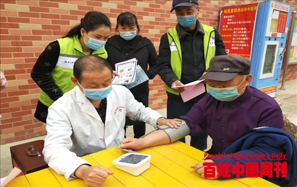 新疆库尔勒市掀起学雷锋好榜样民族团结一家亲的浓厚氛围