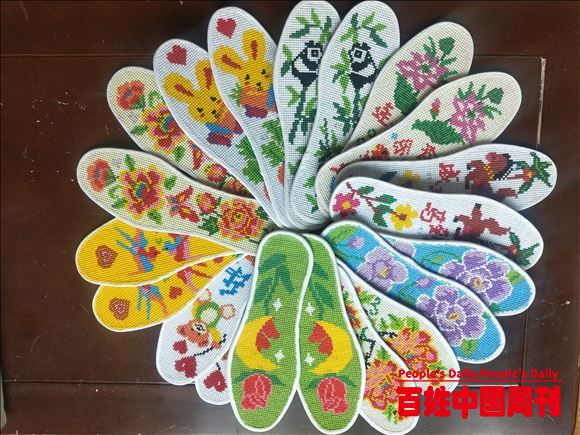 贵州黄平县纸房乡：手工纳鞋赠新兵，献礼建党100周年