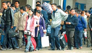 日媒关注：中国农民工总量首次下降