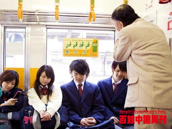 给老人让座成“道德”标尺，现在的年轻人，为啥越来越不愿妥协？