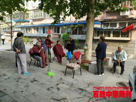 北京市门头沟永新社区：银发志愿者为居民剪下“烦恼丝”
