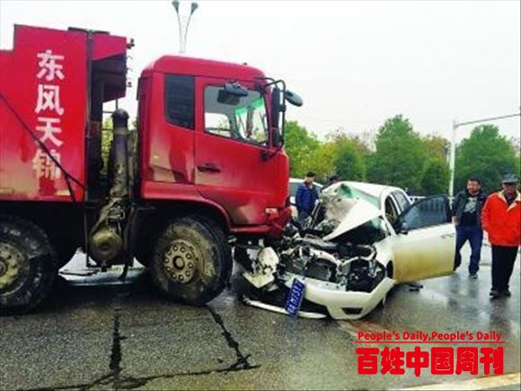高速上大货车“故意”不减速，碾压违规轿车，这是行业规则？