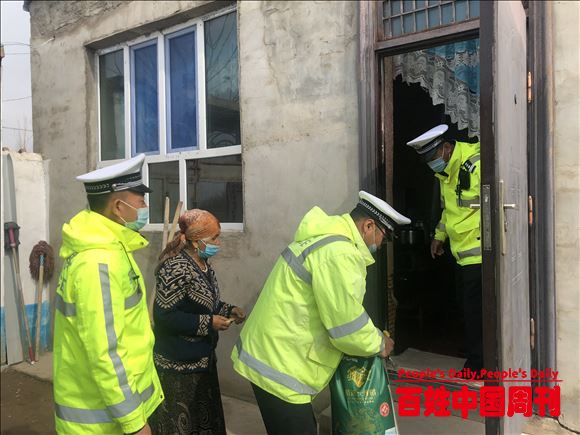 新疆：杏乡交警上门帮扶孤寡老人 情牵群众爱暖民心