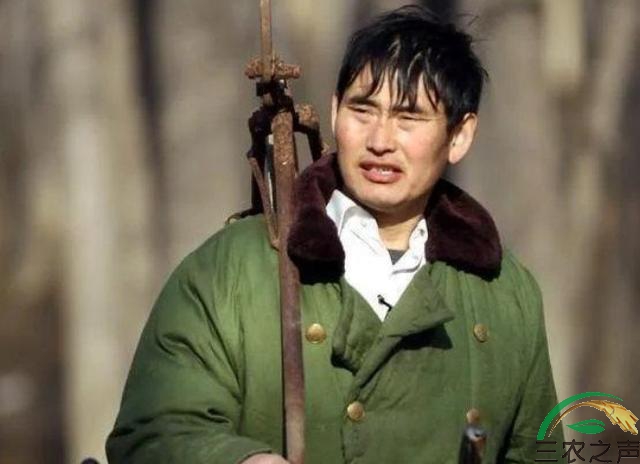 “大衣哥”唱歌水平如何？韩红六字评价，原来我们都被他骗了