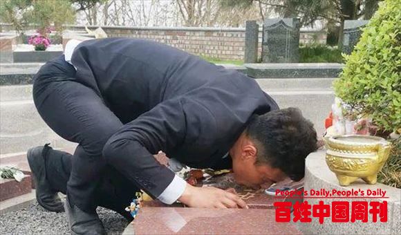 泪目！8岁女儿去世，父亲应聘到陵园上班！每天亲吻墓碑上的照片：孩子，有爸爸在你不会孤单