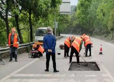 四川省旺苍县公路养护事务中心扎实开展春季公路小修工作