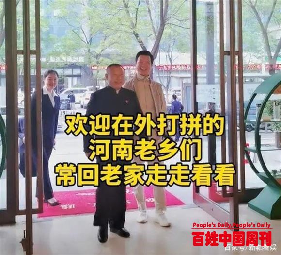 央视名嘴任鲁豫低调回老家，与人热聊笑容豪迈，舞台上下差距大