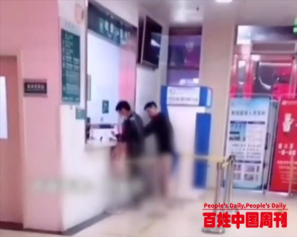 看哭网友！爸爸回应光腿光脚抱女儿看急诊：这是一个父亲应该做的