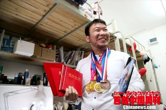 看我抓一把中药，服下一贴骄傲：他们这样把中医药带到海外